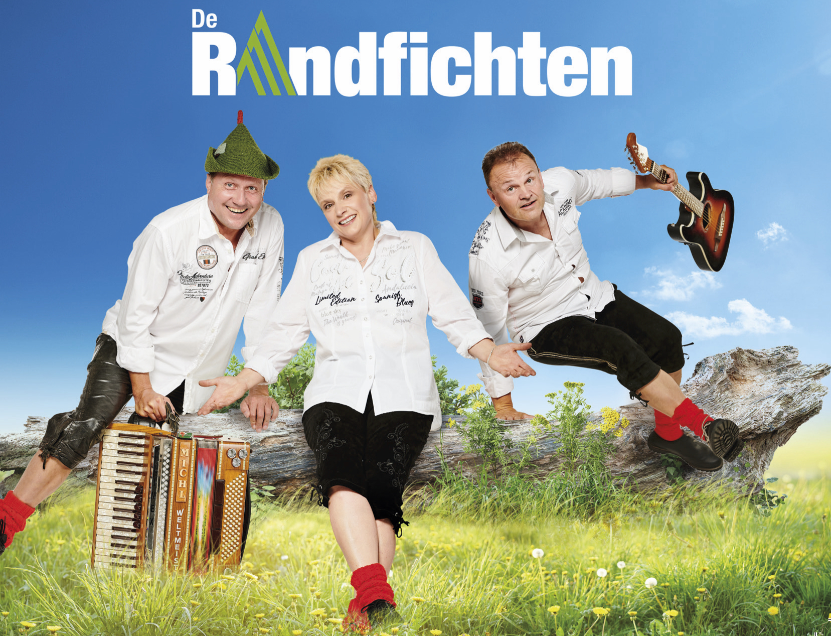 3 Musiker der Band Randfichten auf einem Baumstamm